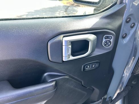 Used 2025 Jeep Gladiator Overland AWD/4WD image 19