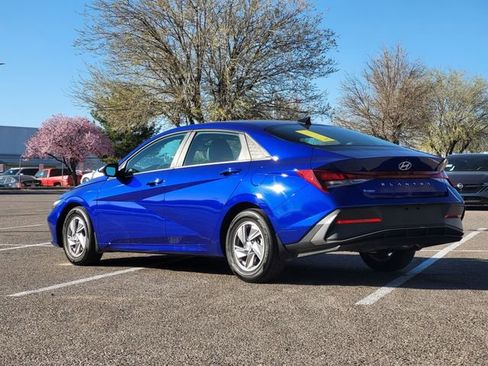 Used 2024 Hyundai Elantra SE image 3