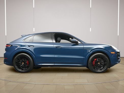 Certified 2025 Porsche Cayenne S AWD/4WD image 32