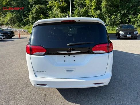Used 2023 Chrysler Voyager LX FWD image 7