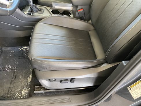 Certified 2023 Volkswagen Tiguan SE FWD image 12