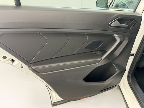 Used 2023 Volkswagen Tiguan SE w/ Panoramic Sunroof Package image 28