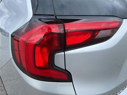 Used 2019 GMC Terrain SLE w/ Driver Convenience Package image 11