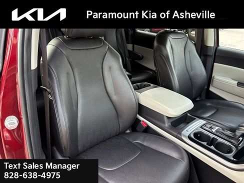 Used 2024 Kia Carnival LX image 19