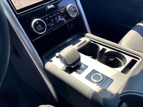 New 2025 Land Rover Discovery Metropolitan Edition image 8
