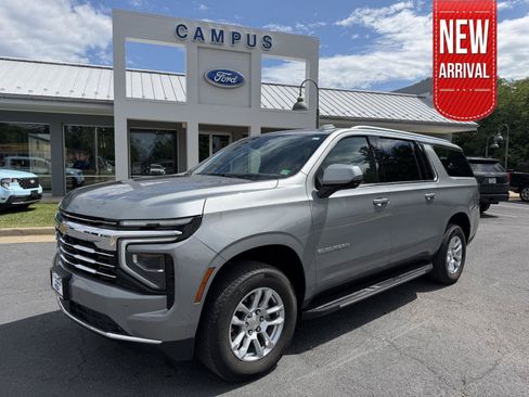 Used 2025 Chevrolet Suburban LT w/ Comfort Package AWD/4WD image 1