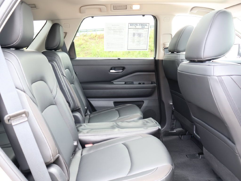 Used 2025 Nissan Pathfinder SL w/ SL Premium Package AWD/4WD image 11