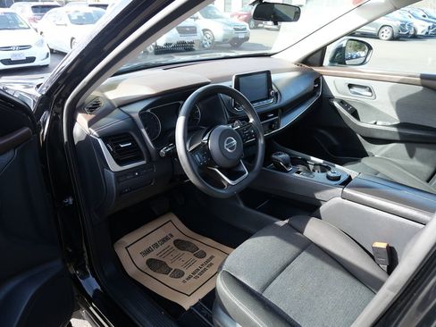 Used 2021 Nissan Rogue SV image 9