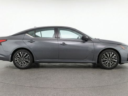 Used 2025 Nissan Altima 2.5 SV FWD image 11