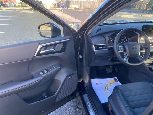 New 2025 Mitsubishi Outlander SE image 10