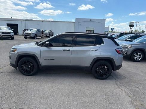 Used 2022 Jeep Compass Latitude w/ Sun and Sound Group FWD image 3