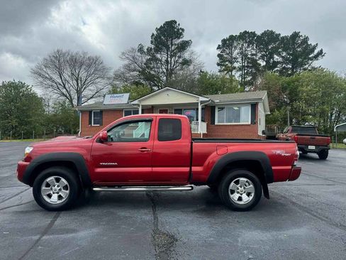 Used 2010 Toyota Tacoma V6 TRD SPORT 4X4 image 2