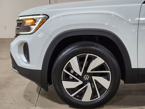 Used 2024 Volkswagen Atlas SE w/ Panoramic Sunroof Package image 5