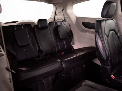 Used 2024 Chrysler Pacifica Touring-L FWD image 20