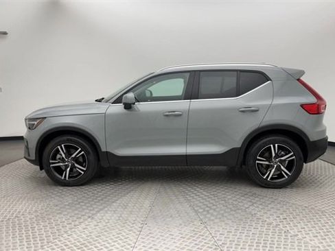Certified 2025 Volvo XC40 B5 Core image 5