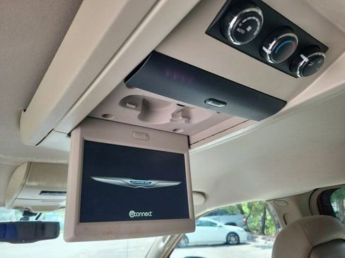 Used 2014 Chrysler Town & Country Touring-L image 16