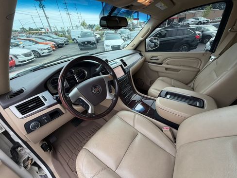 Used 2013 Cadillac Escalade Luxury AWD/4WD image 16