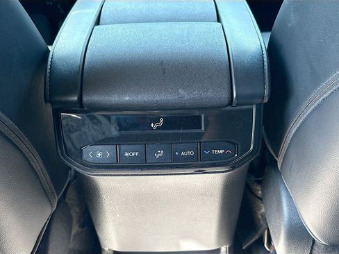 Used 2022 Toyota Highlander XLE AWD/4WD image 25