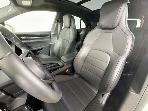 Certified 2025 Porsche Macan 4 Electric RWD image 5