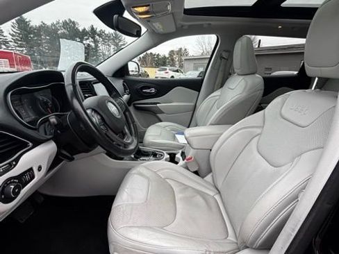 Used 2019 Jeep Cherokee Latitude Plus w/ Cold Weather Group image 9