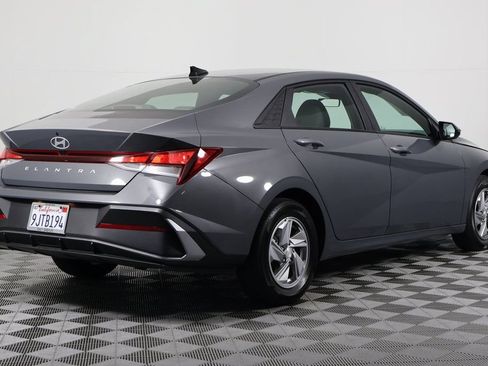 Used 2024 Hyundai Elantra SE FWD image 4