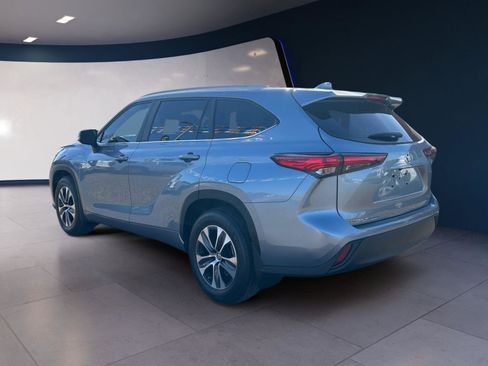 Used 2023 Toyota Highlander XLE image 3