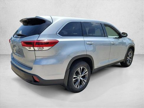 Used 2019 Toyota Highlander LE FWD image 5