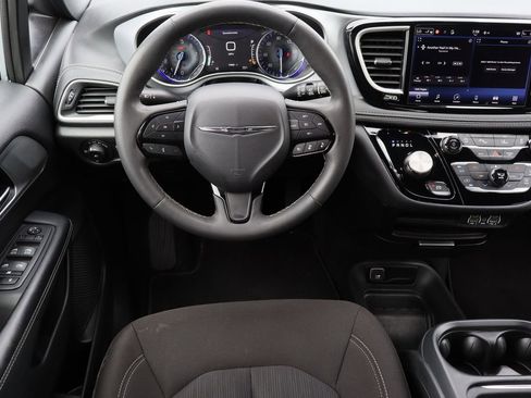 Used 2023 Chrysler Pacifica Touring FWD image 22