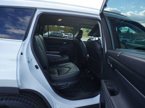 Used 2024 Toyota Highlander LE image 23