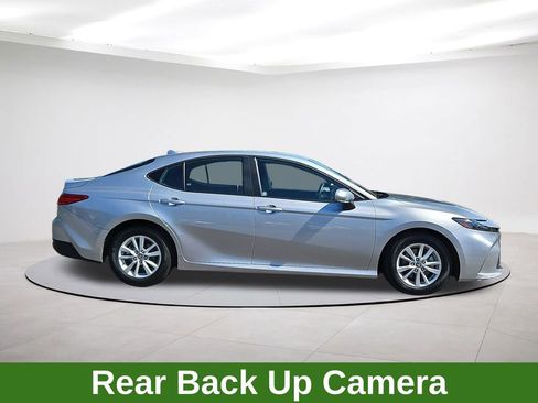 Used 2025 Toyota Camry SE FWD image 8