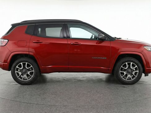 Used 2025 Jeep Compass Trailhawk AWD/4WD image 11