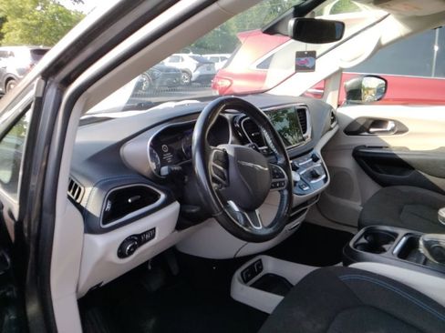 Used 2021 Chrysler Pacifica Touring w/ Cold Weather Group FWD image 7