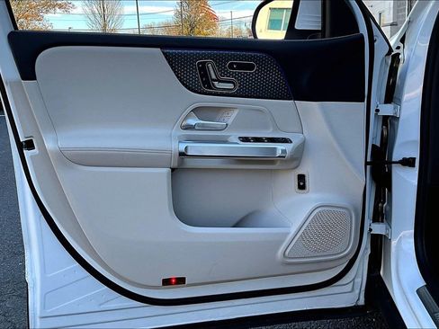 Used 2025 Mercedes-Benz GLB 250 4MATIC image 18