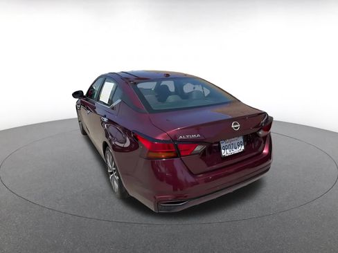 Used 2025 Nissan Altima 2.5 SV FWD image 11