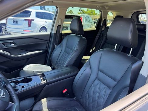 Used 2024 Nissan Rogue Platinum w/ Platinum Premium Package FWD image 8