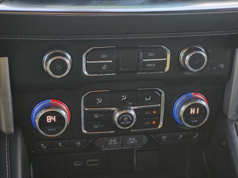 Used 2022 GMC Yukon SLT w/ SLT Premium Package image 24