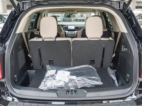 New 2024 Ford Explorer XLT w/ Equipment Group 202A image 26