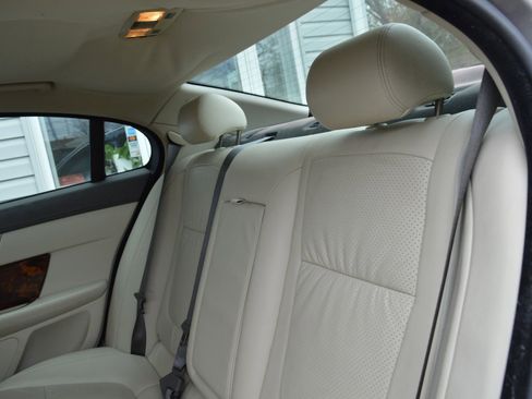 Used 2010 Jaguar XF Premium image 15