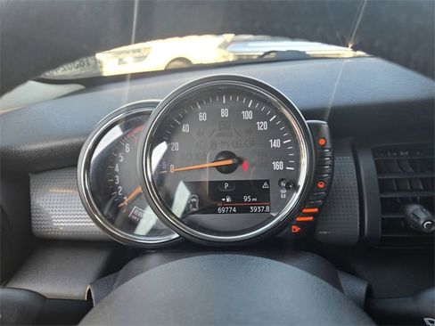 Used 2015 MINI Cooper 4-Door Hardtop image 24