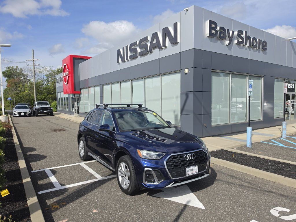 Used 2023 Audi Q5 2.0T Premium w/ Convenience Package AWD/4WD image 2