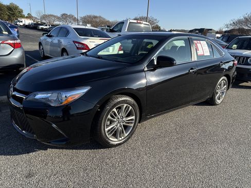Used 2017 Toyota Camry SE image 3