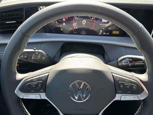 New 2025 Volkswagen Tiguan SE image 17