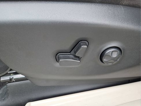 Used 2023 Chrysler Voyager LX FWD image 16