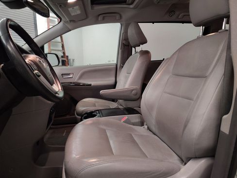 Used 2019 Toyota Sienna XLE image 5