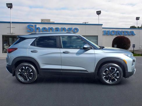 Used 2023 Chevrolet TrailBlazer LT FWD image 2