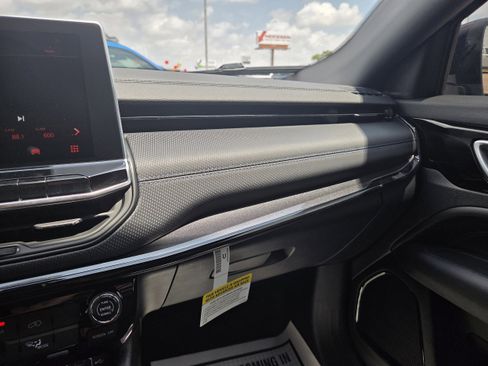 New 2026 Jeep Compass Latitude image 32