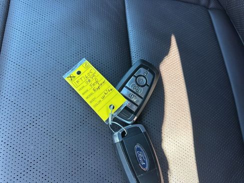 Used 2025 Ford Explorer Platinum image 38