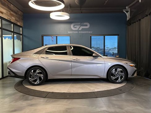 Used 2024 Hyundai Elantra Limited FWD image 2