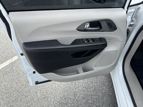 Used 2020 Chrysler Pacifica Touring-L Plus w/ Tire & Wheel Group FWD image 13