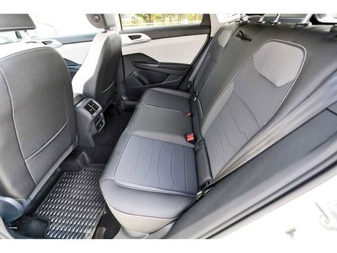 Used 2025 Volkswagen Taos SE image 12